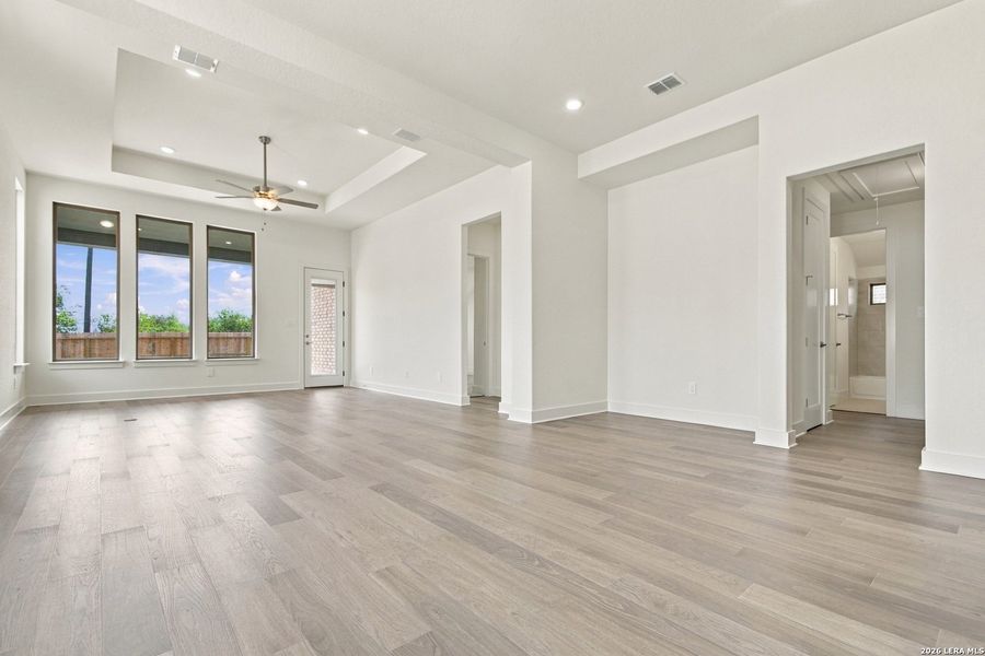 Spacious, unfurnished interior of a new home in Haby Hill 50s, San Antonio (Image 31).