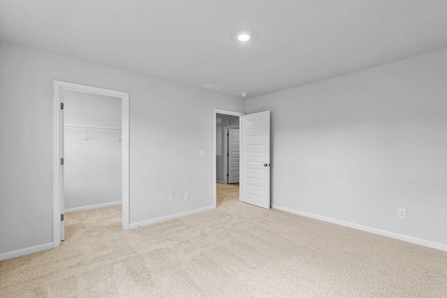 Spacious, unfurnished interior of a new home in Fieldstone, Lexington (Image 40).