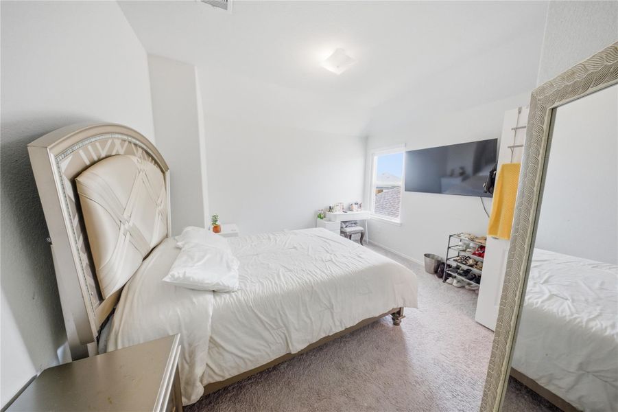 Furnished interior view inside a new home in Sierra Vista, Iowa Colony (Image 17).