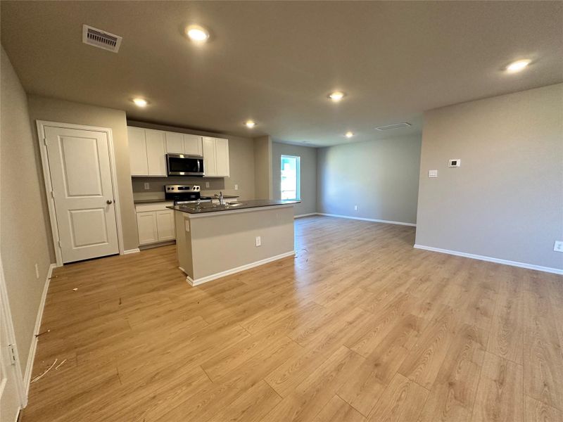 Spacious, unfurnished interior of a new home in Wilkins Valley, Brenham (Image 4). Spacious, unfurnished interior of a new home in Wilkins Valley, Brenham (Image 4).