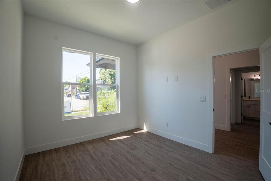 Spacious, unfurnished interior of a new home in , Tampa (Image 26).