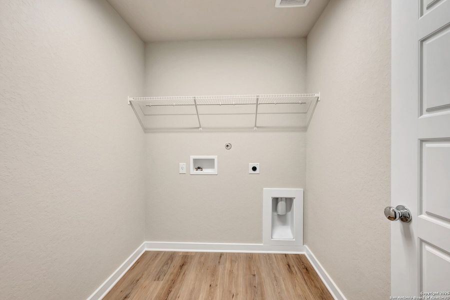 Spacious, unfurnished interior of a new home in Winding Brook, San Antonio (Image 35).
