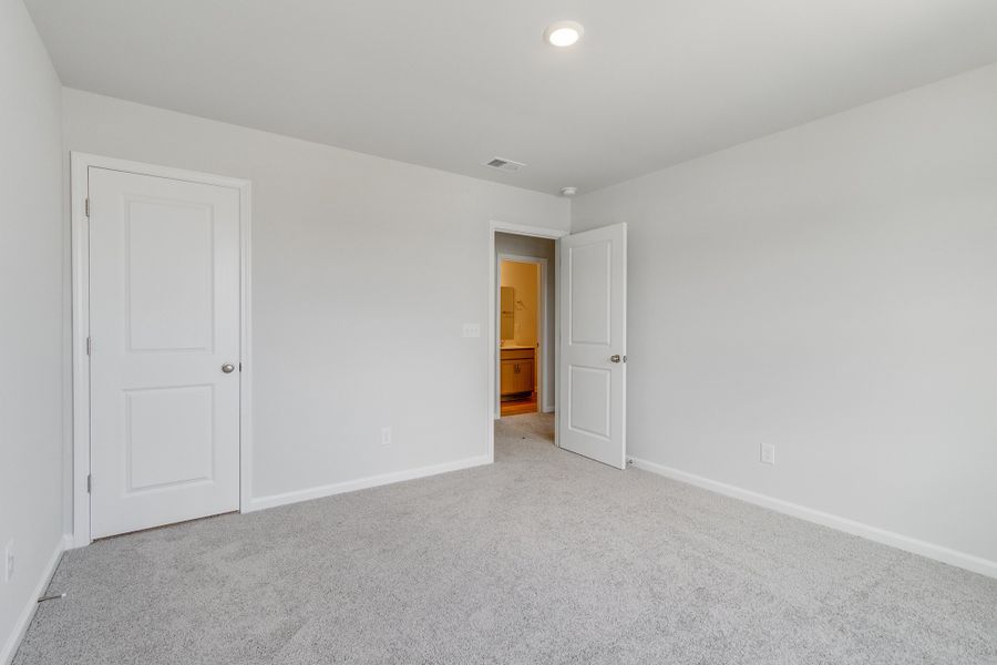 Spacious, unfurnished interior of a new home in Bluefield, Lexington (Image 32).