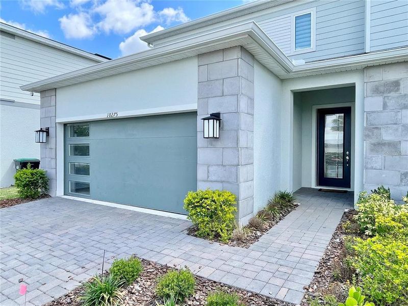 Exterior details and patio area of a home in Parkview Reserve, Orlando (Image 32).