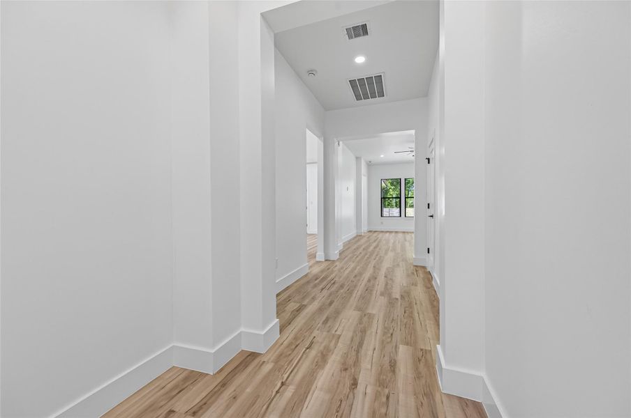 Spacious, unfurnished interior of a new home in , Conroe (Image 38).