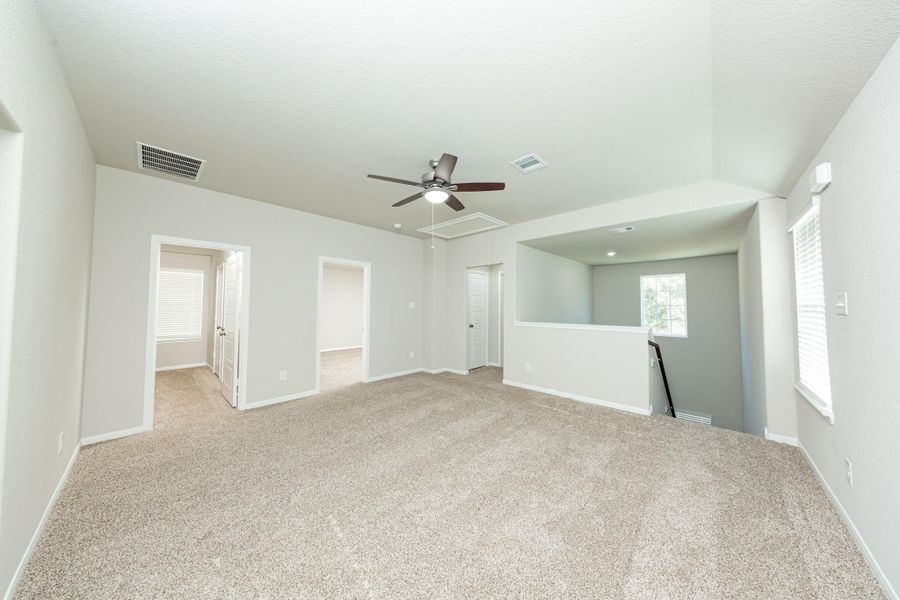 Spacious, unfurnished interior of a new home in Mackenzie Creek, Conroe (Image 10).
