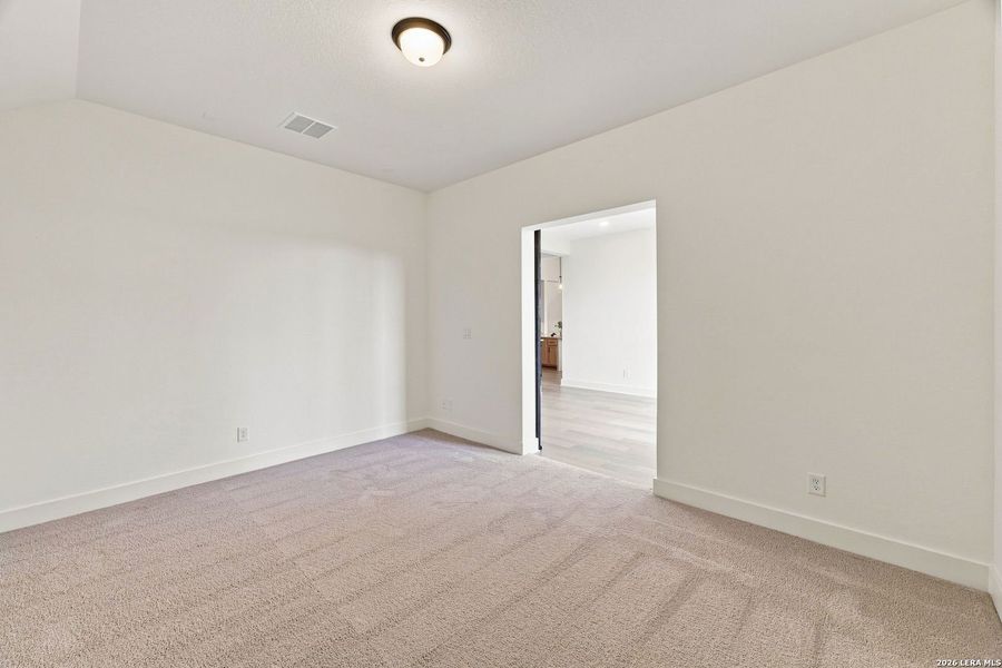 Spacious, unfurnished interior of a new home in Shavano Highlands, San Antonio (Image 22).