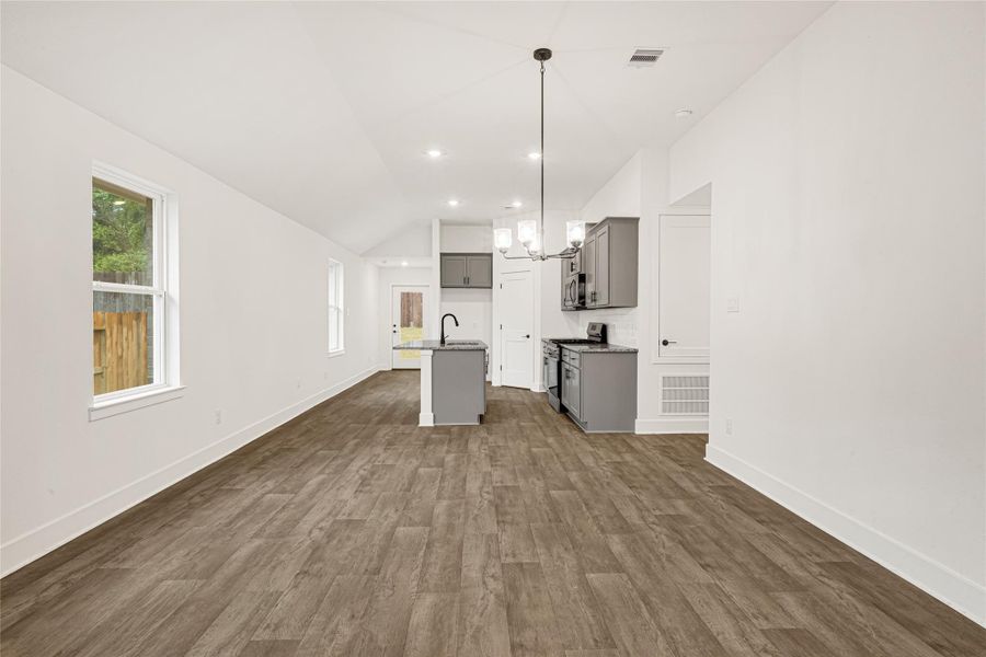 Spacious, unfurnished interior of a new home in Stonebrooke, Conroe (Image 15). Spacious, unfurnished interior of a new home in Stonebrooke, Conroe (Image 15).