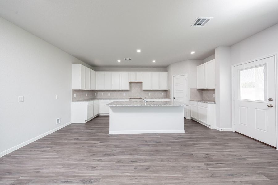 Spacious, unfurnished interior of a new home in Granger Pines, Conroe (Image 11).
