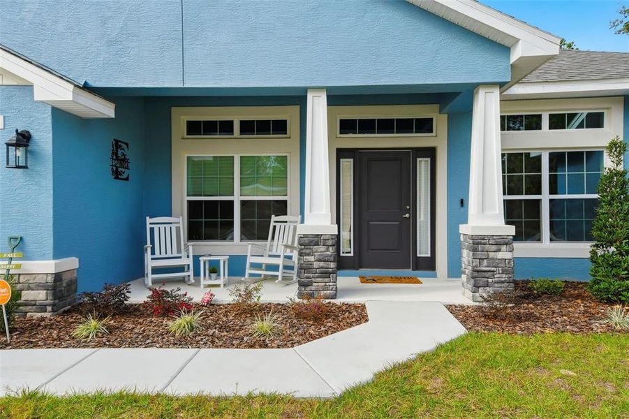 Exterior details and patio area of a home in Royal Highlands, Weeki Wachee (Image 3).