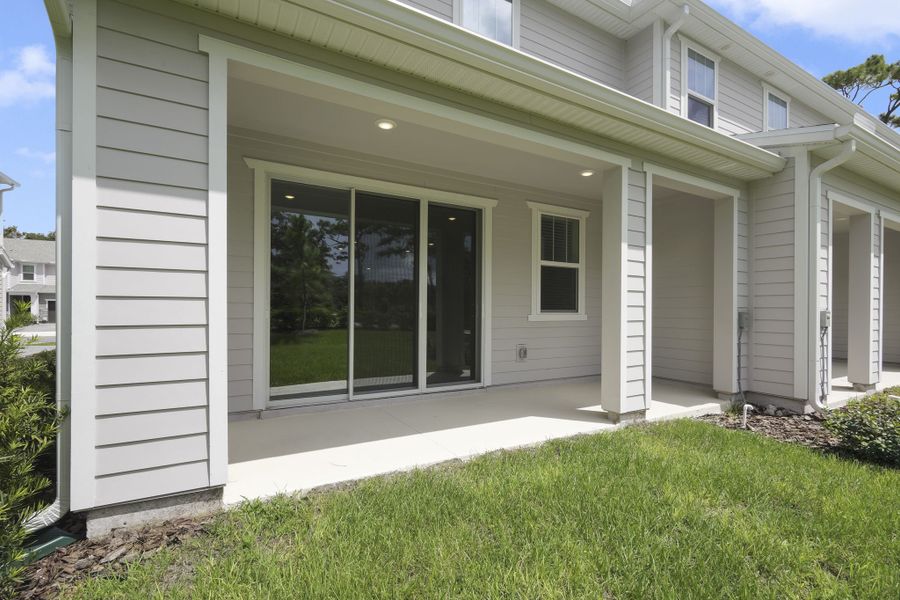 Exterior details and patio area of a home in Towns at Greenleaf, Oviedo (Image 4).