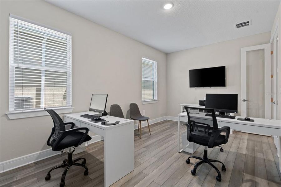 Furnished interior view inside a new home in , Montverde (Image 40).