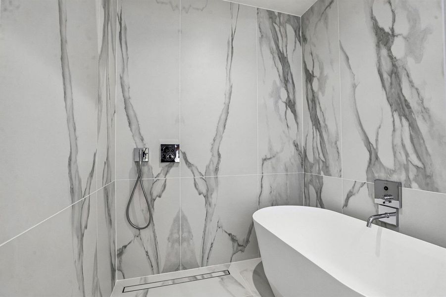 39-web-or-mls-Biscayne Blvd 201-S0409-03