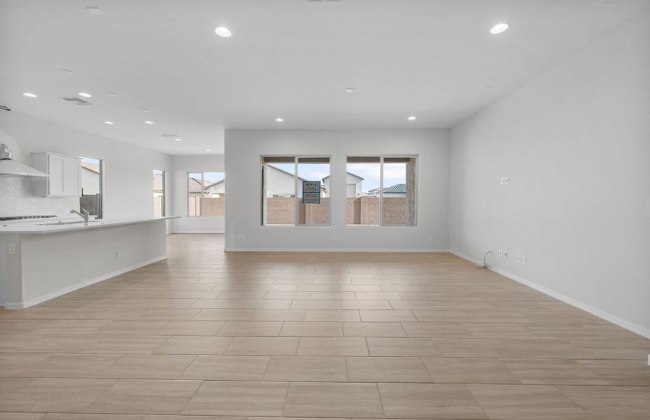 Spacious, unfurnished interior of a new home in Artisan at Asante, Surprise (Image 20).