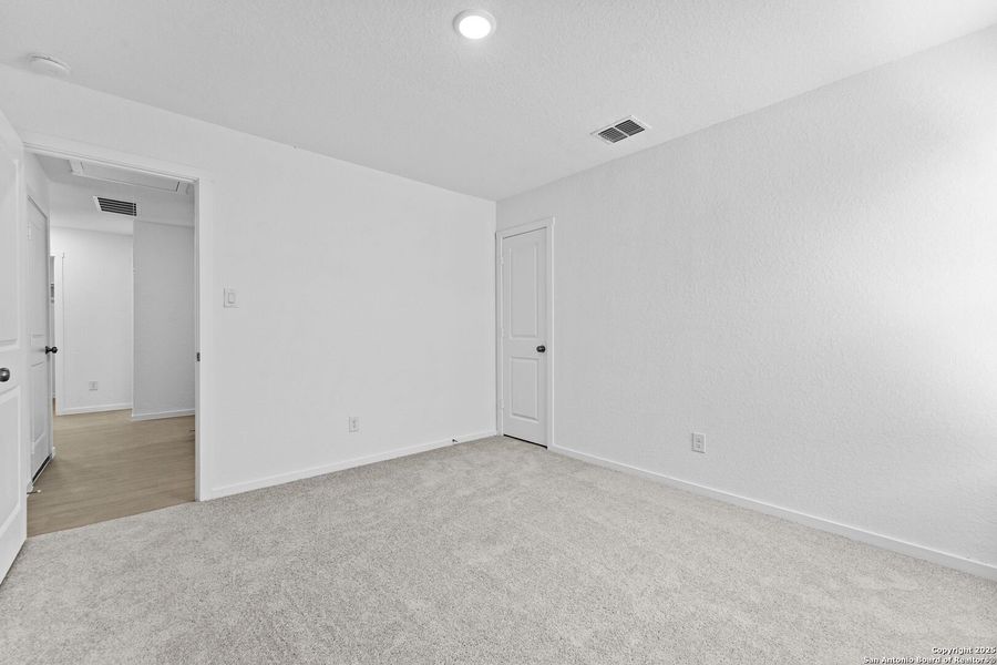 Spacious, unfurnished interior of a new home in Torian Village: Watermill Collection, San Antonio (Image 8).