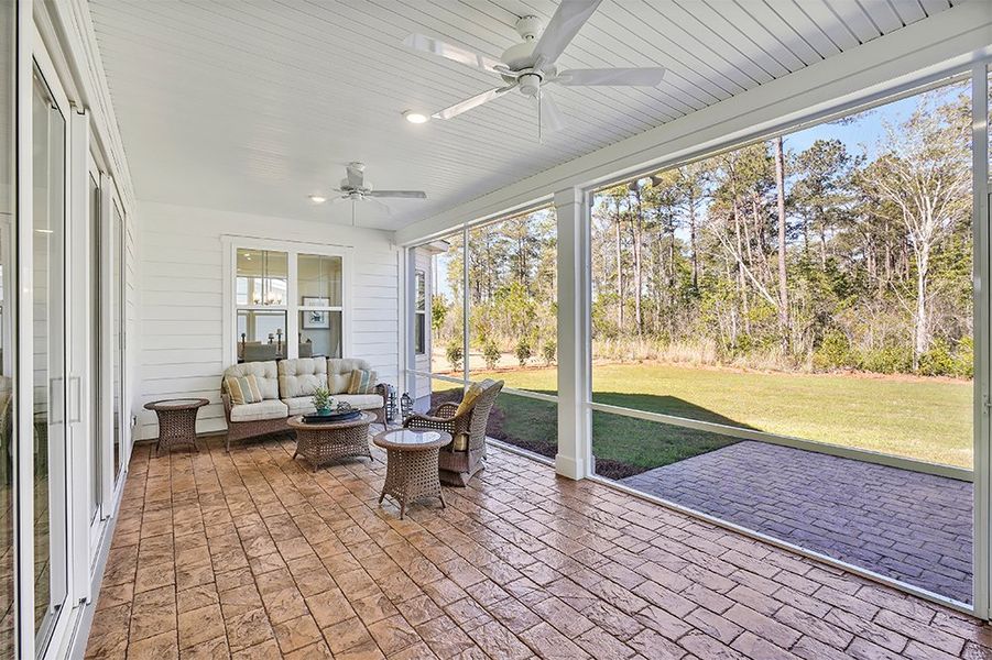 Hamilton Bay, Loggia