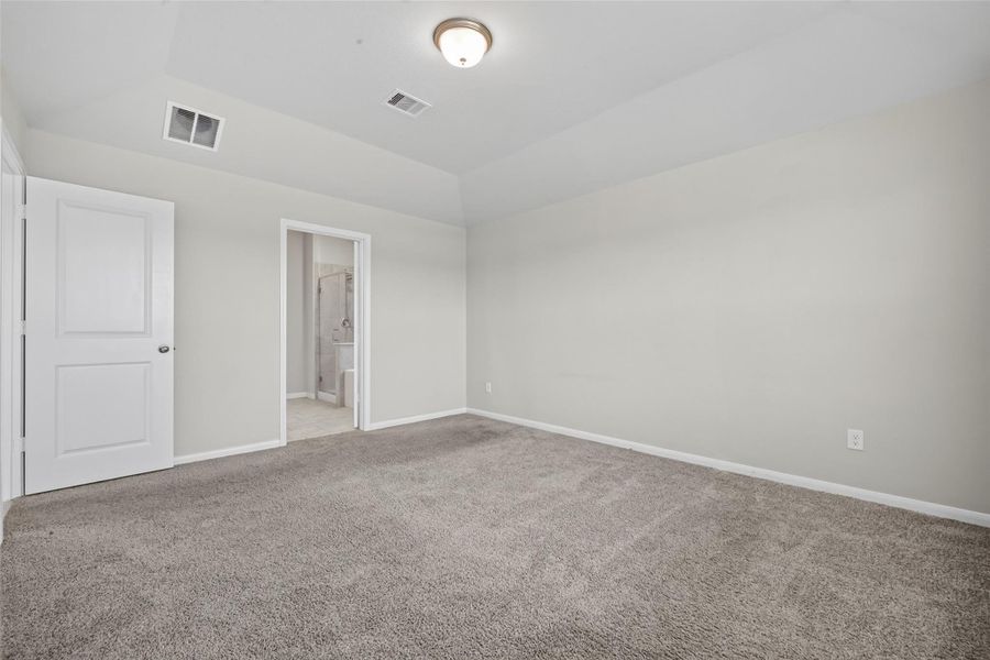 Spacious, unfurnished interior of a new home in , Texas City (Image 35).