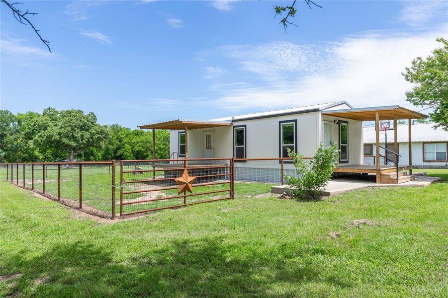 Exterior details and patio area of a home in , De Leon (Image 21).