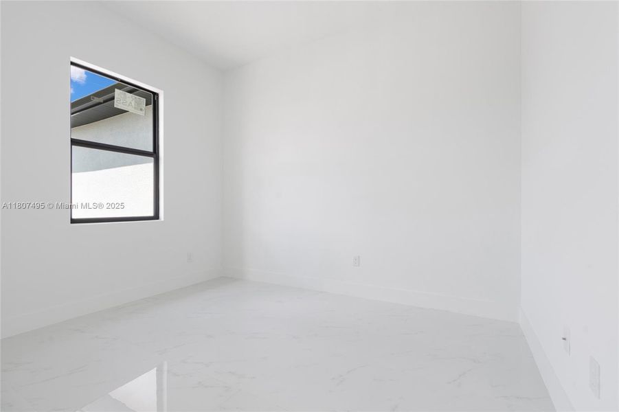 Spacious, unfurnished interior of a new home in , Lehigh Acres (Image 5).