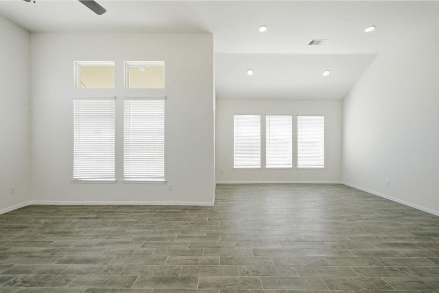 Spacious, unfurnished interior of a new home in Canterra Creek, Rosharon (Image 18).