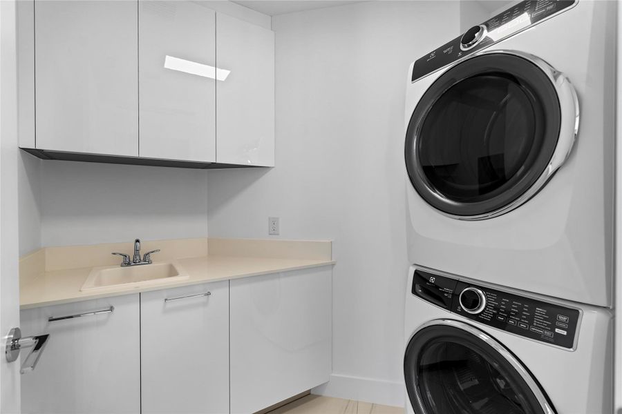 Furnished interior view inside a new home in , Fort Lauderdale (Image 5).