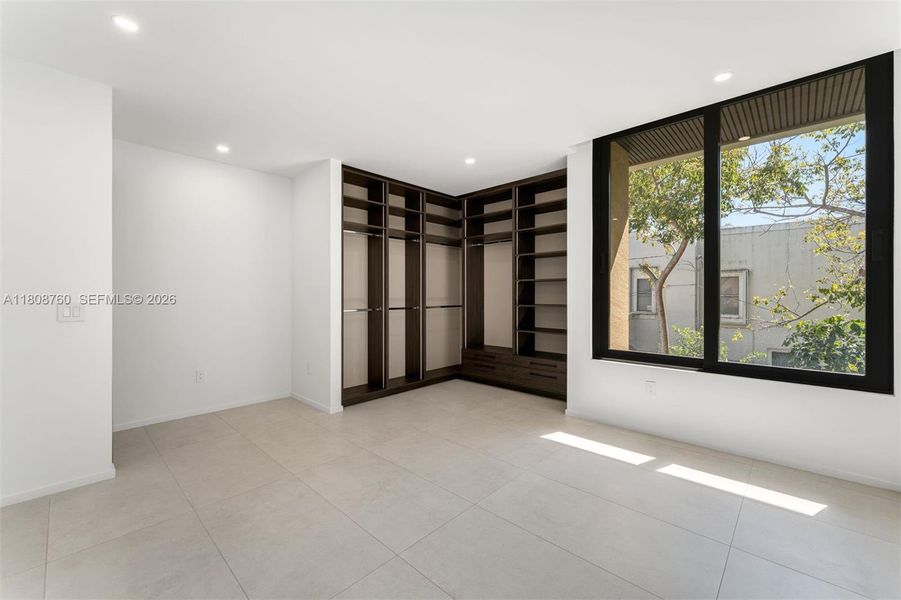 Spacious, unfurnished interior of a new home in , Miami (Image 25).