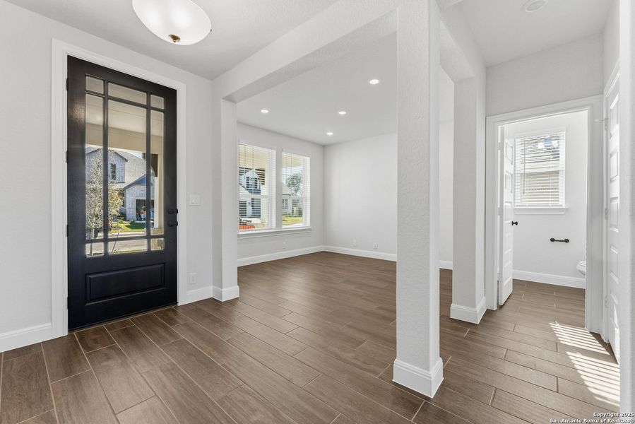 Spacious, unfurnished interior of a new home in Davis Ranch 60', San Antonio (Image 16).