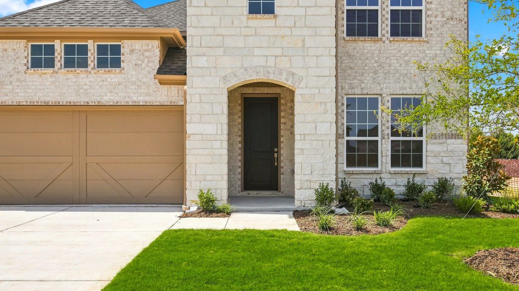 Exterior details and patio area of a home in Taylor Estates, Corinth (Image 24).