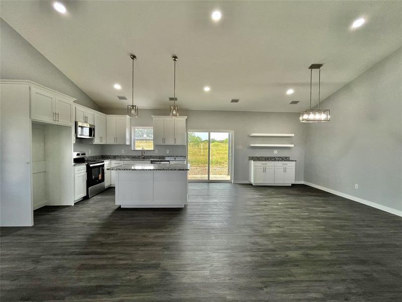 Spacious, unfurnished interior of a new home in , Mineral Wells (Image 10).