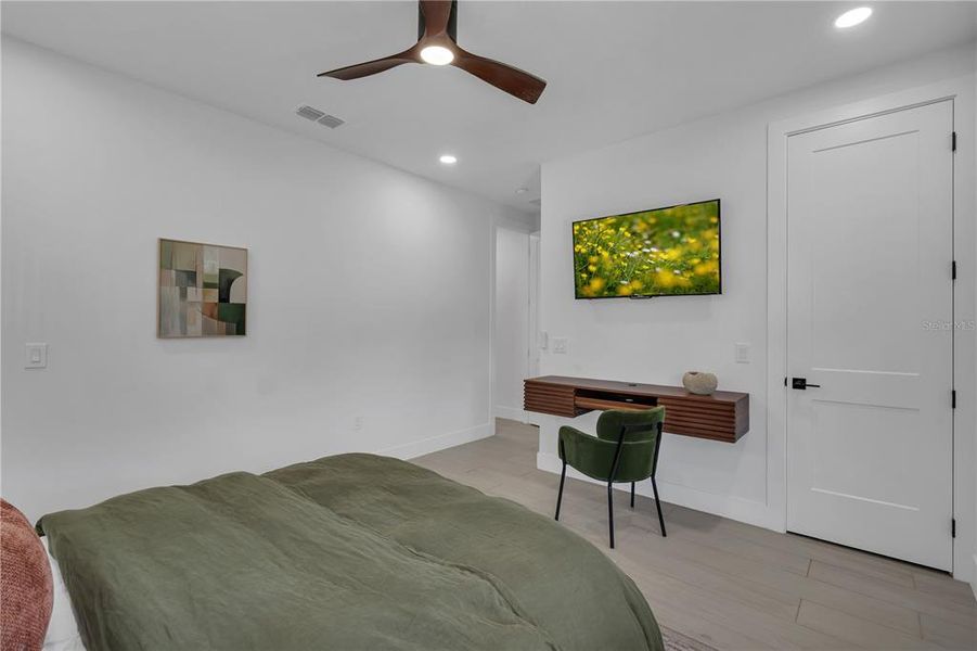 Furnished interior view inside a new home in , Orlando (Image 36).