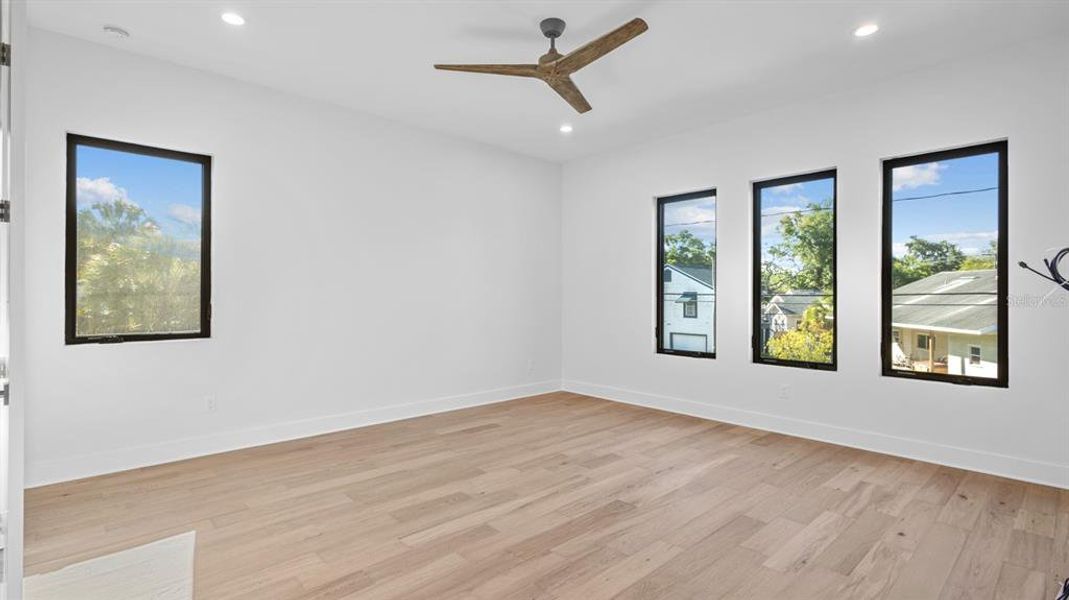 Spacious, unfurnished interior of a new home in , Tampa (Image 17).