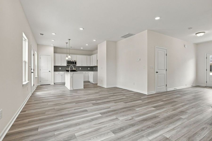 Spacious, unfurnished interior of a new home in Hampshire Hills, Columbia (Image 27).