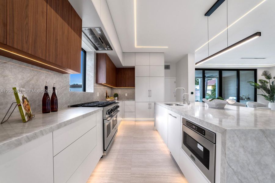 Furnished interior view inside a new home in , Hollywood (Image 38).