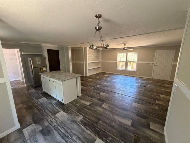 Spacious, unfurnished interior of a new home in , Alto (Image 4).