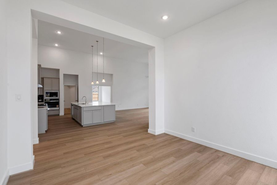 Spacious, unfurnished interior of a new home in Valencia 60', Manvel (Image 29).