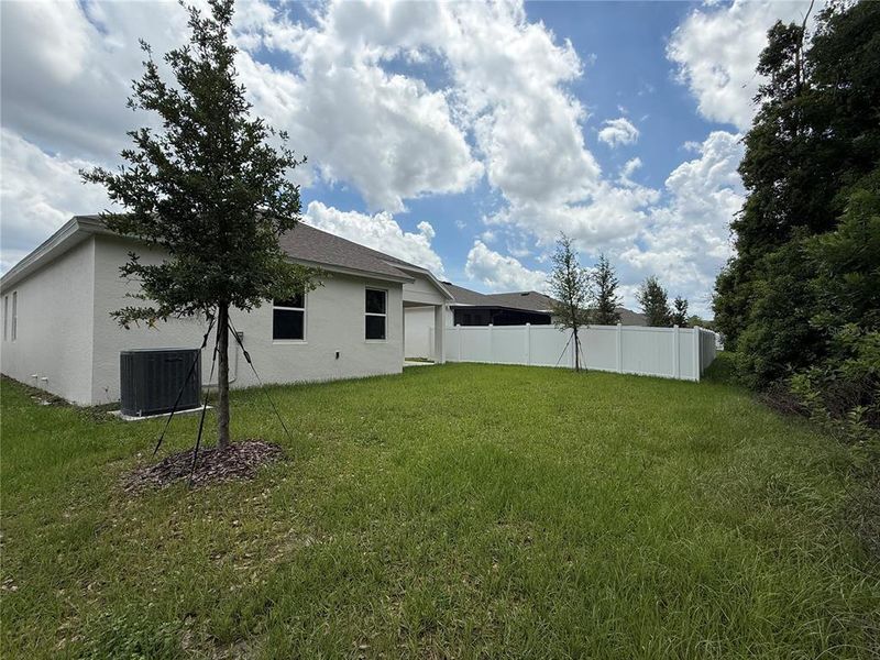 Exterior details and patio area of a home in Lakewood Park, Deland (Image 16).