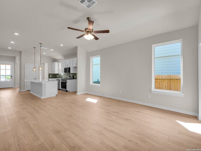 Spacious, unfurnished interior of a new home in Hunter's Ranch, San Antonio (Image 14).
