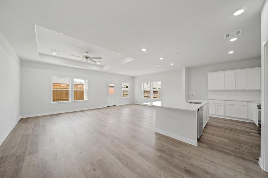 Spacious, unfurnished interior of a new home in Sunterra, Katy (Image 11).