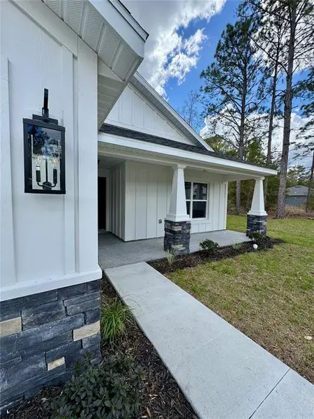 Exterior details and patio area of a home in , Dunnellon (Image 19).