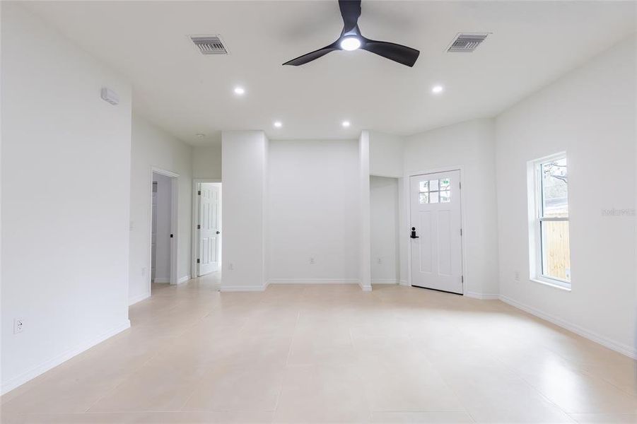 Spacious, unfurnished interior of a new home in , Sebring (Image 68).