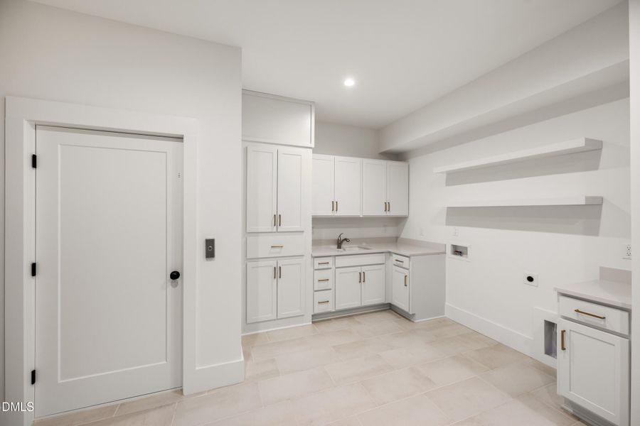 37 -2817 claremont rd, interior