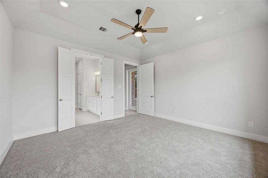 Spacious, unfurnished interior of a new home in Ellwood, Iowa Colony (Image 20).