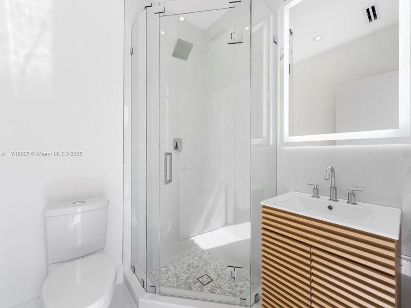 Furnished interior view inside a new home in , Tavernier (Image 6).