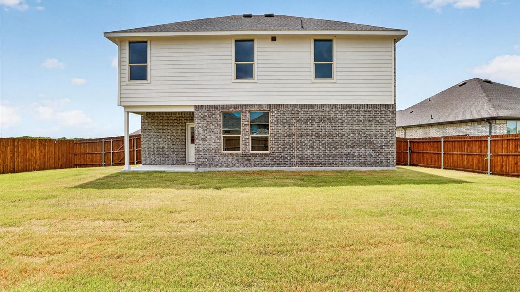 Exterior details and patio area of a home in Saratoga, Granbury (Image 16).