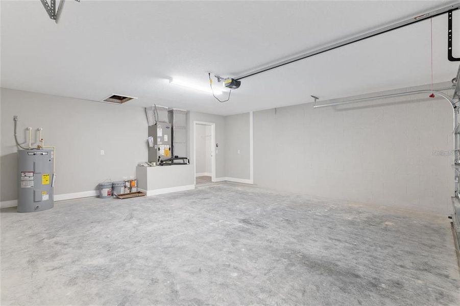 Spacious, unfurnished interior of a new home in , Ocala (Image 35).