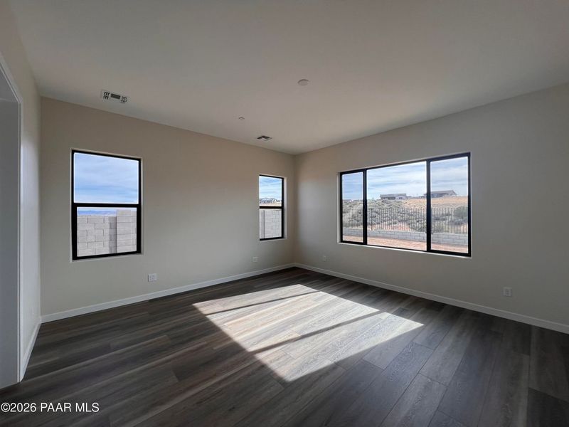 Spacious, unfurnished interior of a new home in Hidden Hills, Prescott (Image 20).