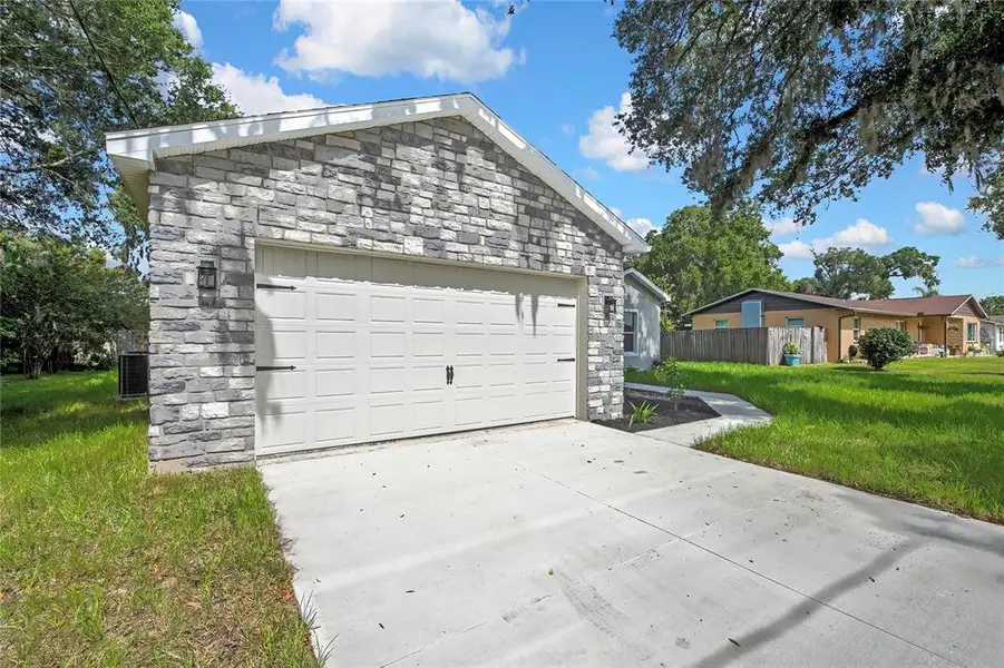 Exterior details and patio area of a home in , Dade City (Image 3).