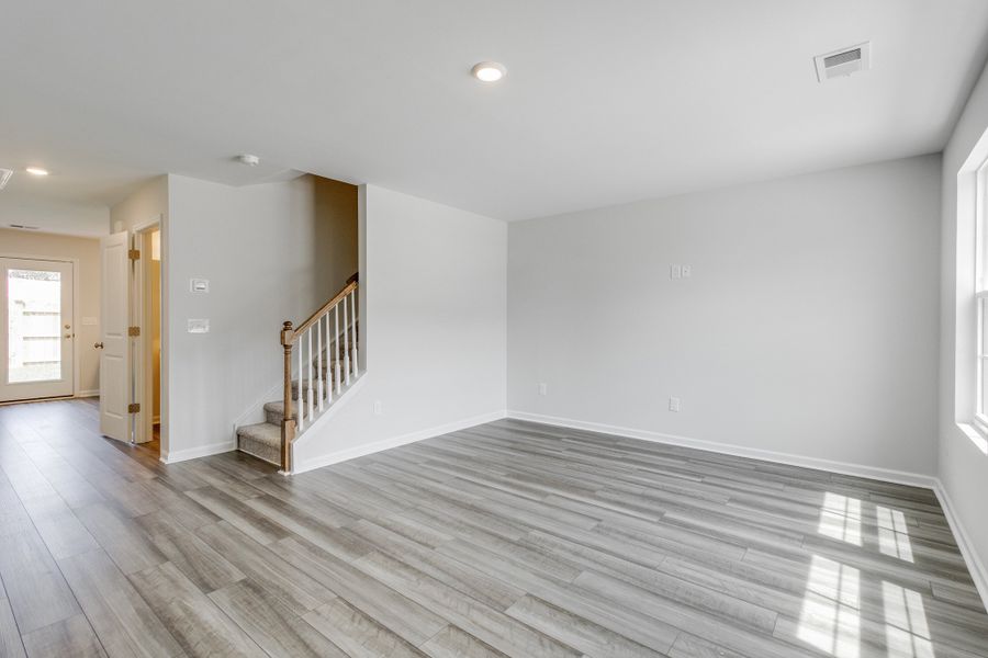 Spacious, unfurnished interior of a new home in Astoria, Columbia (Image 15).