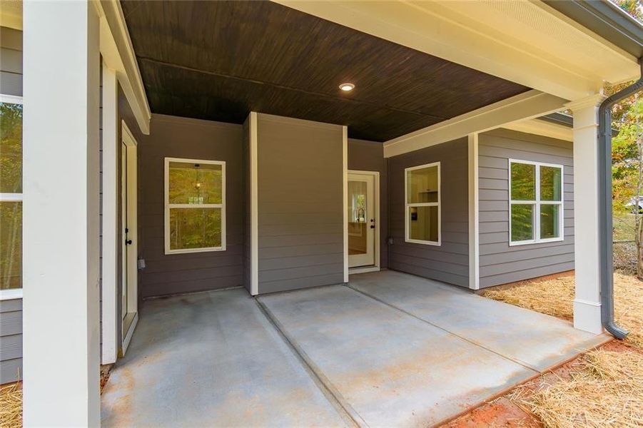 Exterior details and patio area of a home in , Murrayville (Image 20).