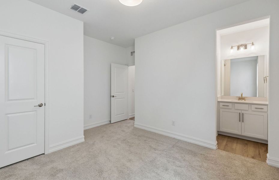 Spacious, unfurnished interior of a new home in Wellington, Fort Worth (Image 18).
